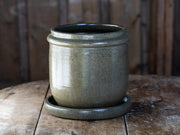 Olivengrønn krukke med fat