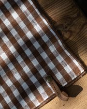 Kjøkkenhåndkle med brune og beige ruter