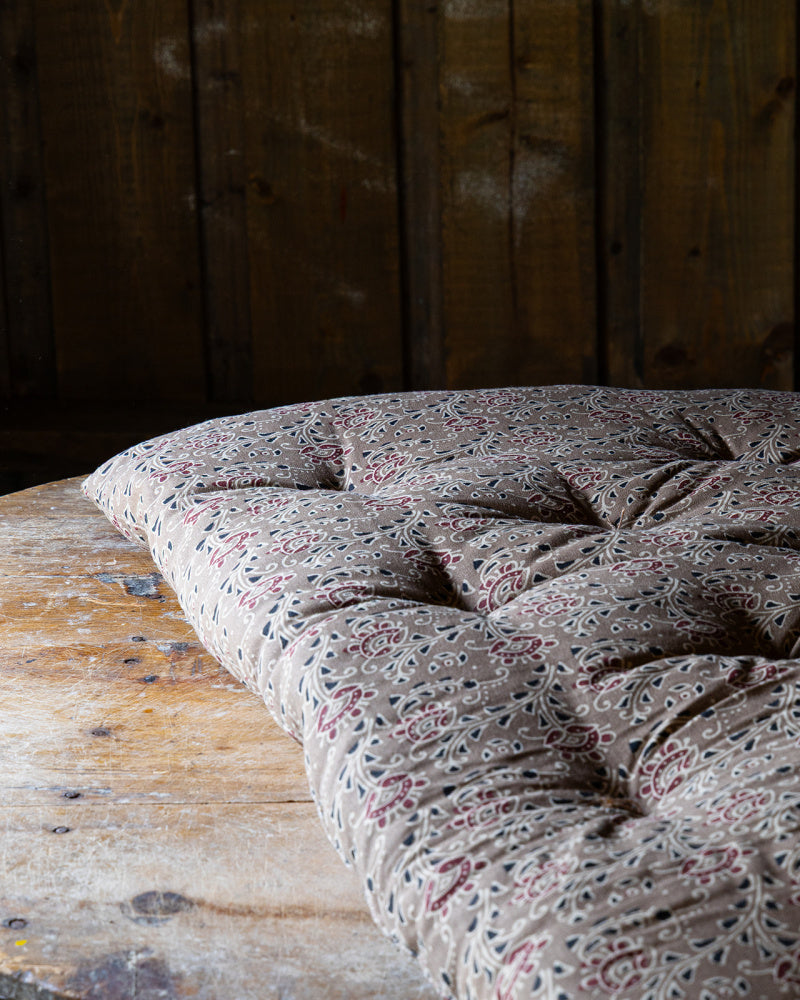 Matte - beige med røde detaljer