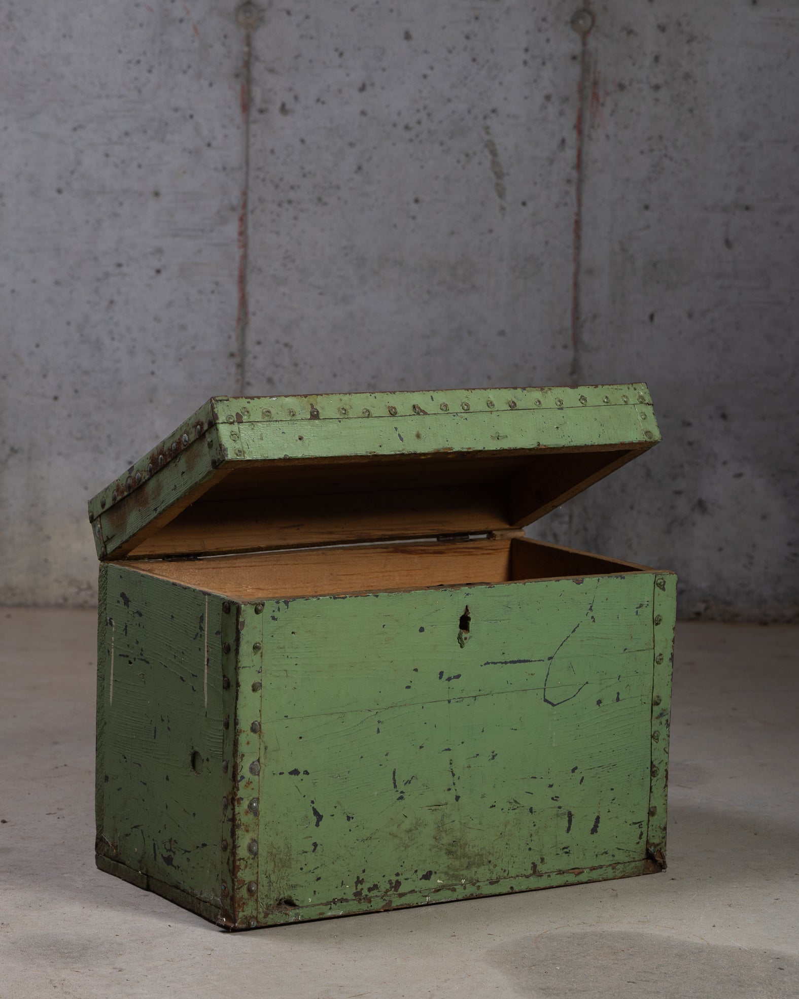 Gammel antikk grønn kasse med originale jernbeslag. Naturlig patina etter lang tids bruk 
