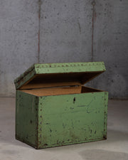 Gammel antikk grønn kasse med originale jernbeslag. Naturlig patina etter lang tids bruk 