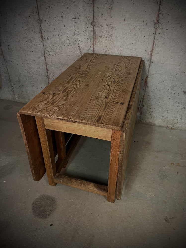 Antikt spisebord i massivt heltre med klaffene slått ned – rustikt gammelt kjøkkenbord i kompakt størrelse