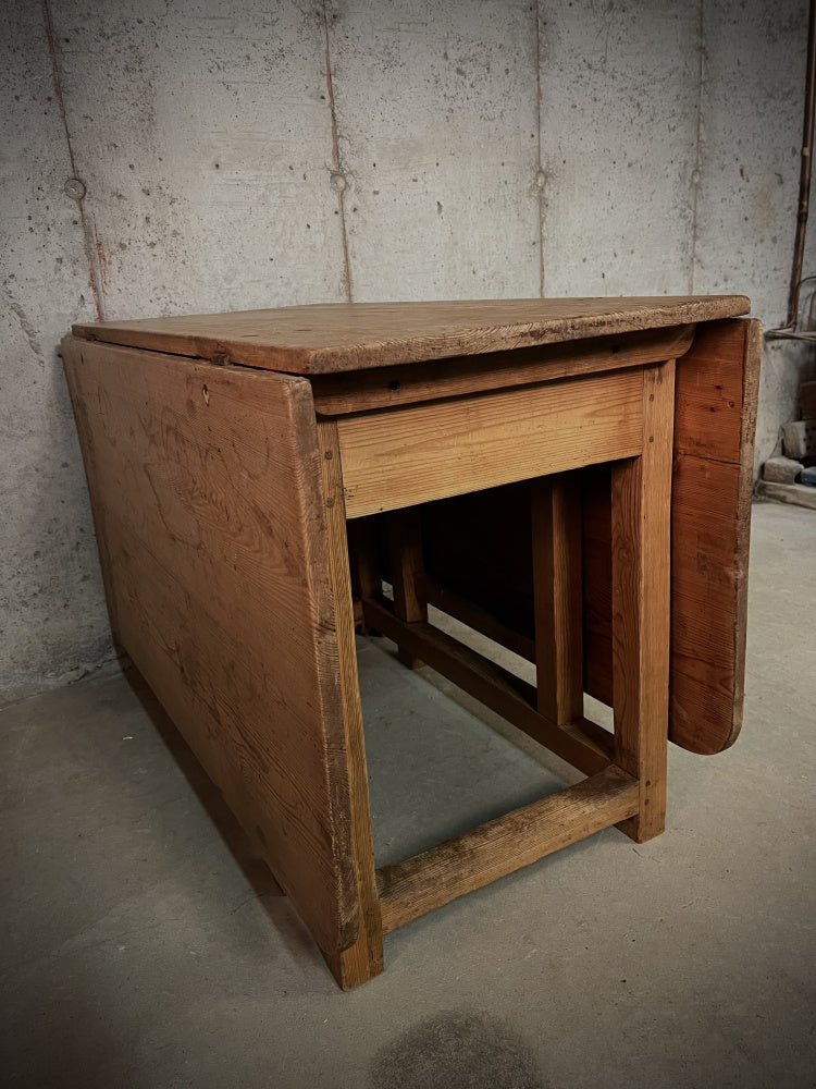 Antikt spisebord i massivt heltre med nedslåtte klaffer – plassbesparende rustikt kjøkkenbord med vakker patina