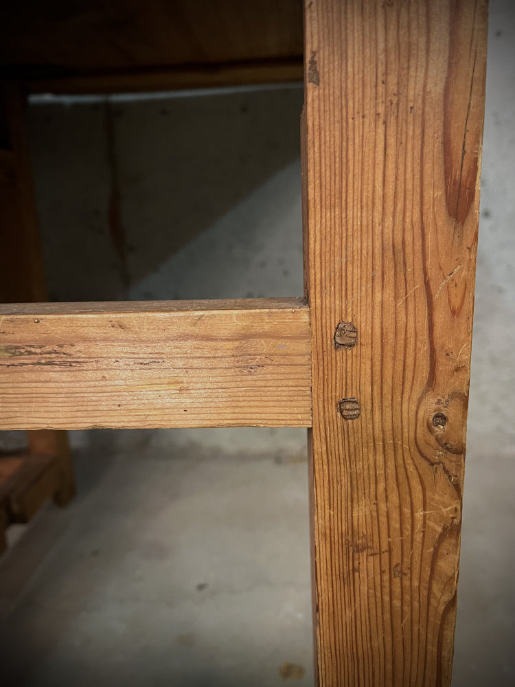 Detaljbilde av antikt heltre spisebord med skjulte skruer og solid håndverk