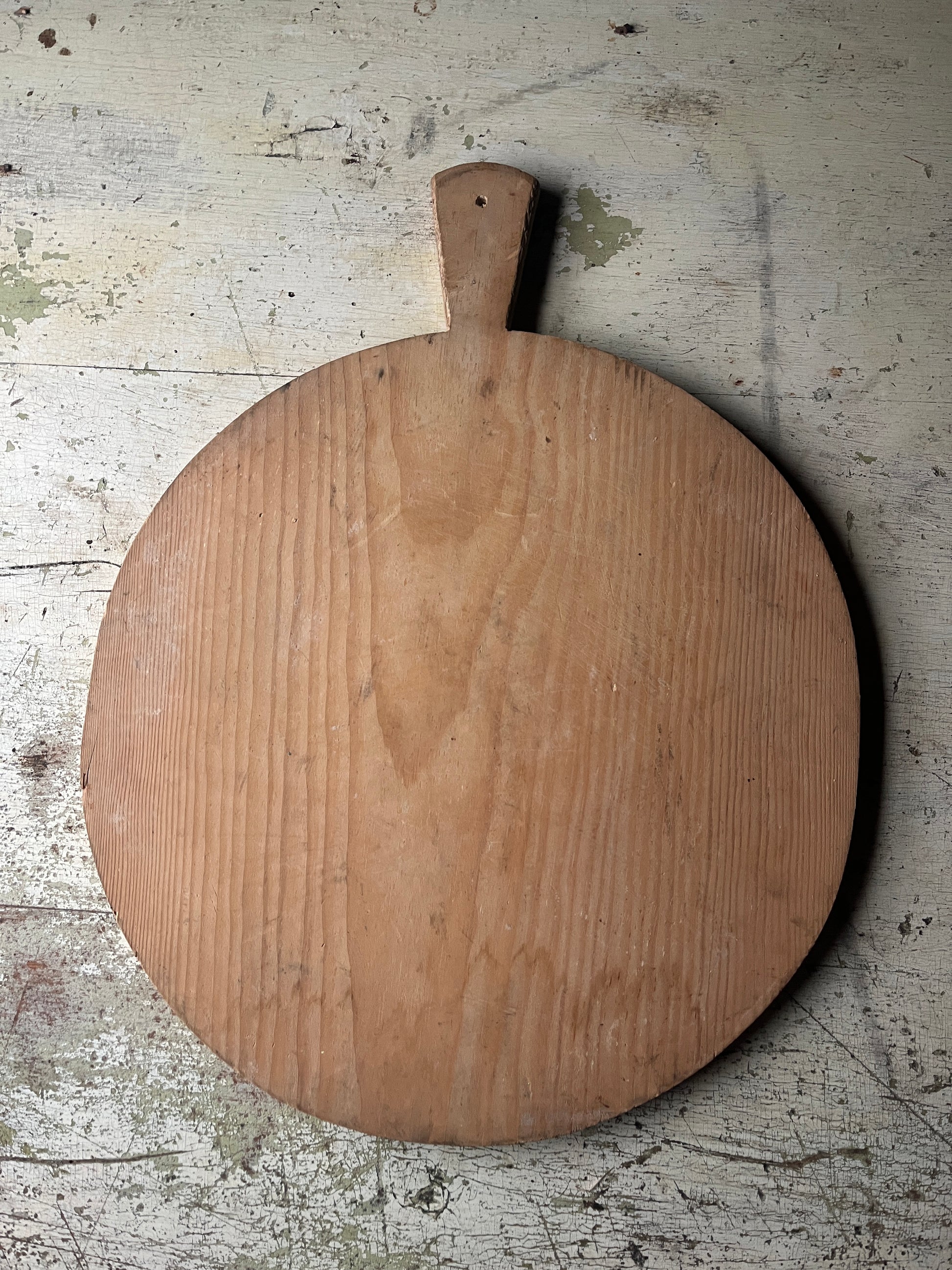 Bakside rund vintage pizzafjøl i tre 40x38 cm med lys patina og håndtak