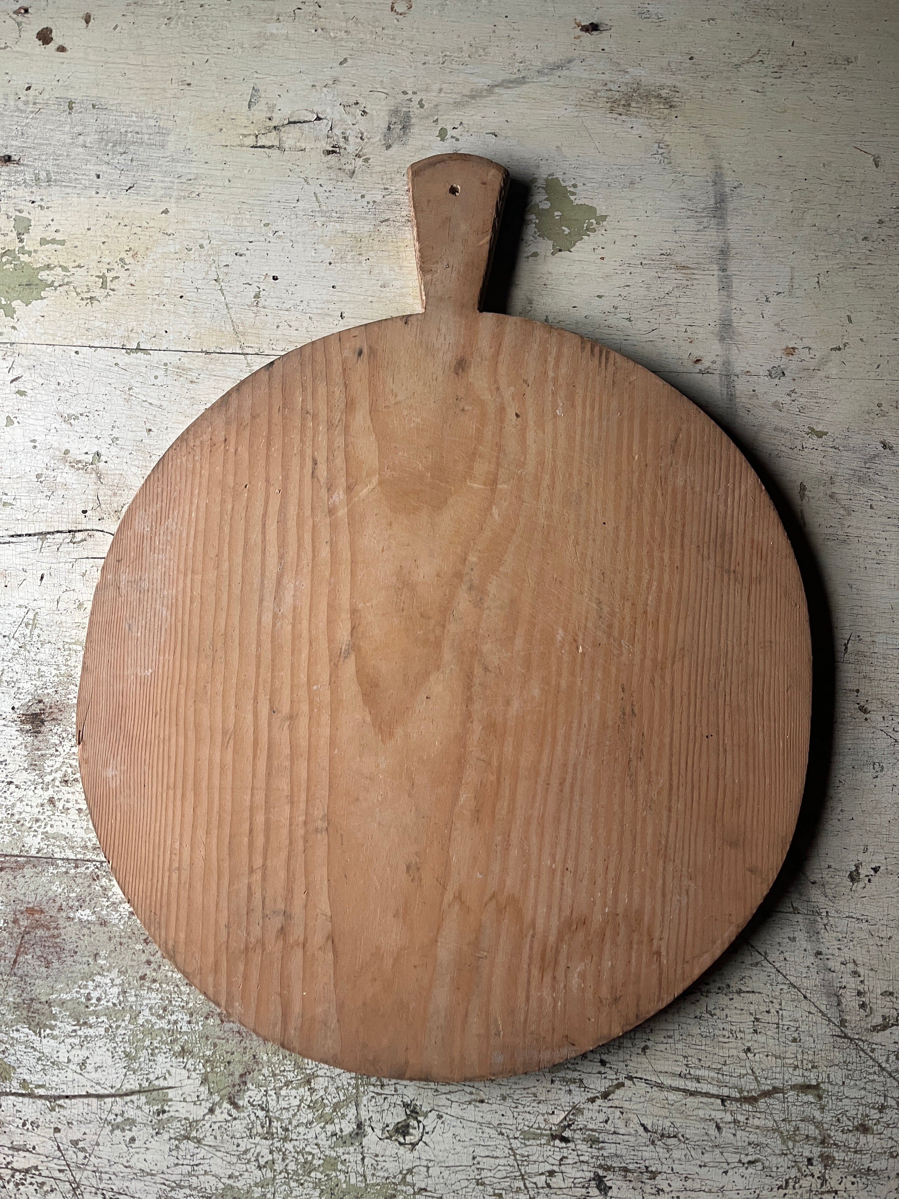 Bakside rund vintage pizzafjøl i tre 40x38 cm med lys patina og håndtak