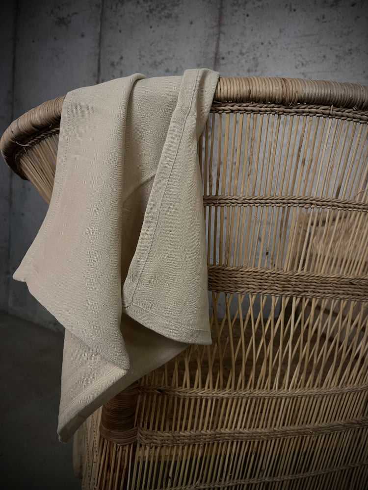 beige-serviett-hengende-paa-stol