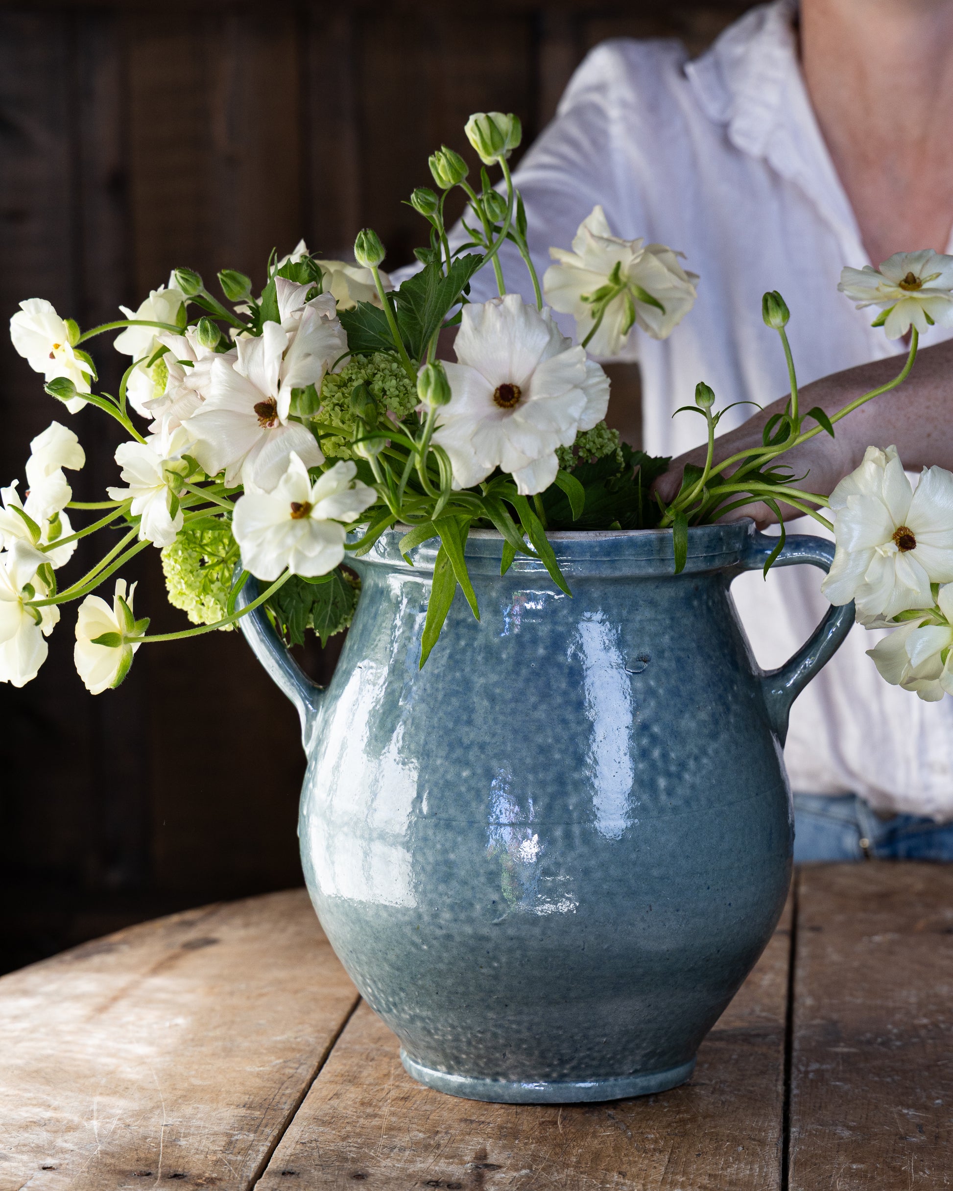 naerbilde-av-blaa-krukke-med-blomster-hvite-