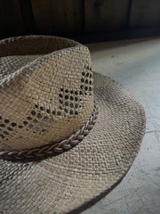 Stor stråhatt med hullmønster