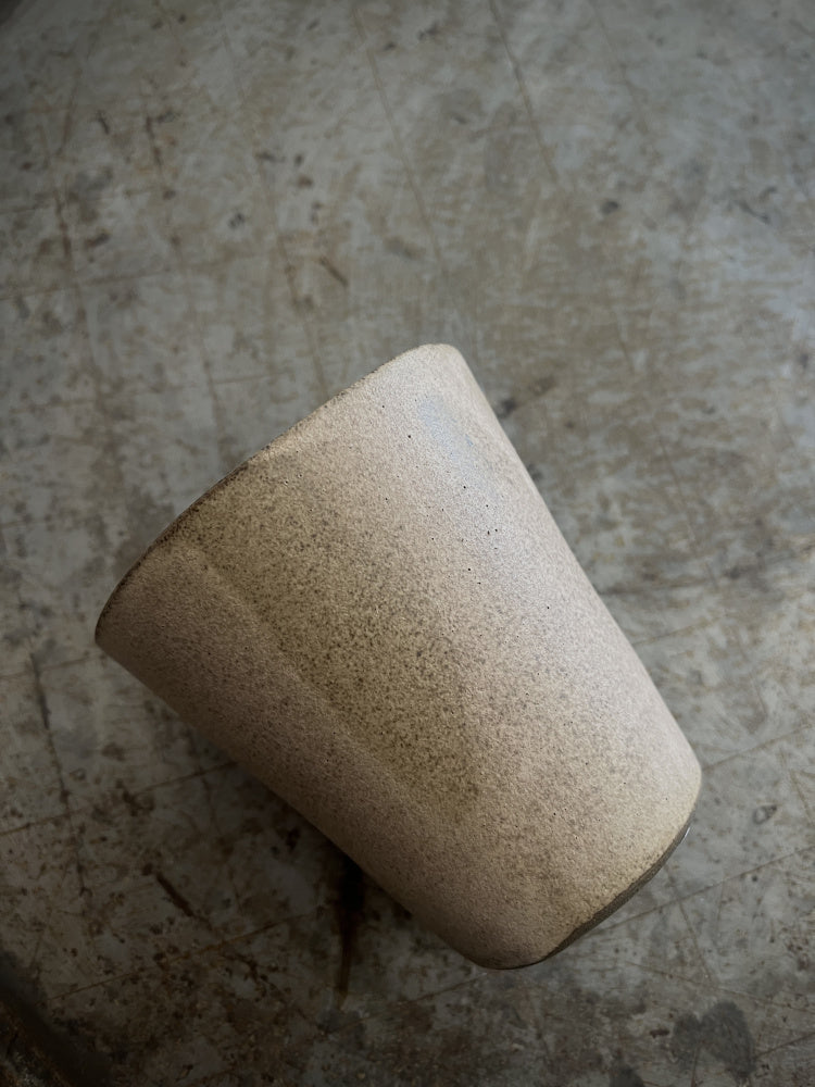 Håndlaget lattekopp - beige