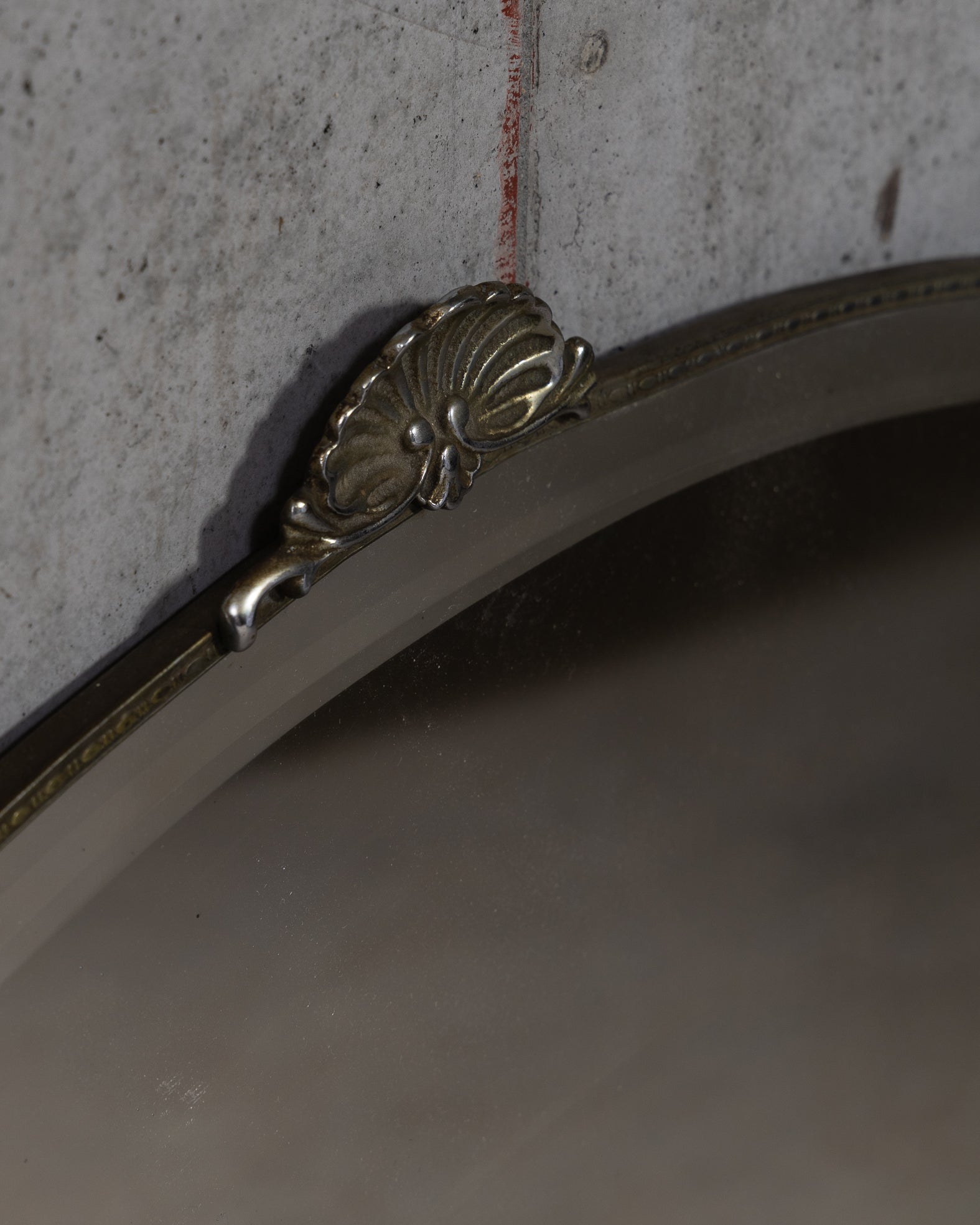 Detaljbilde av dekor på et vintage speil 