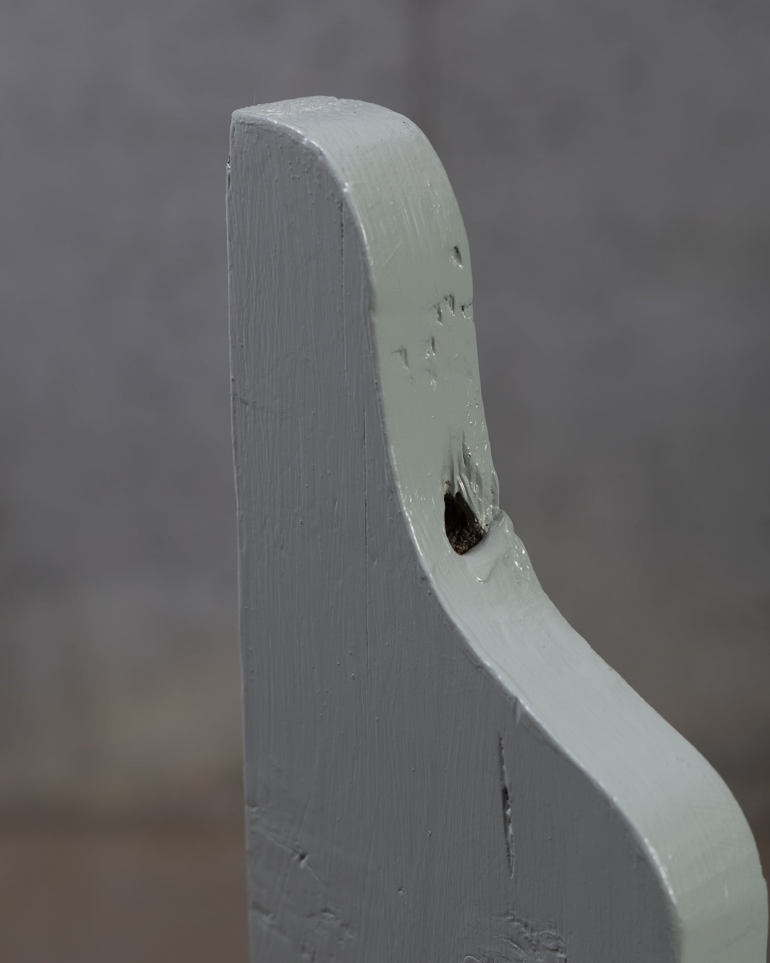 Detaljbilde av en gammel tallerkenhylle som er malt 