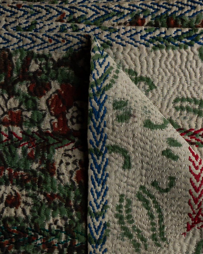 Nærbilde av sariteppe fra India i fargene beige, grønn, blå, rød