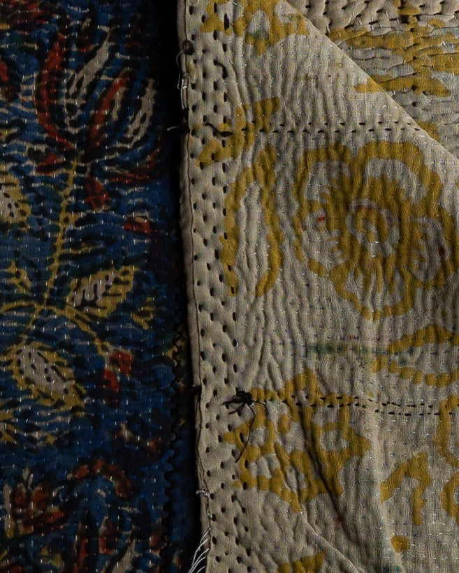 Nærbilde av sariteppe i blått, rødt, beige, gult og sort 