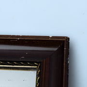 Detaljbilde av et vintage speil med treramme og gulldekor 