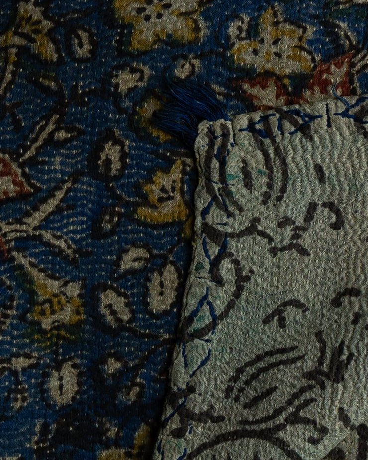Detaljbilde av flerfarget sariteppe fra India 