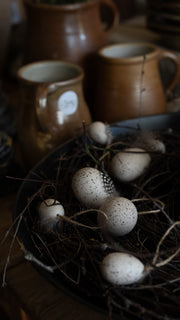 egg-med-fjaer-liggende-paa-krans