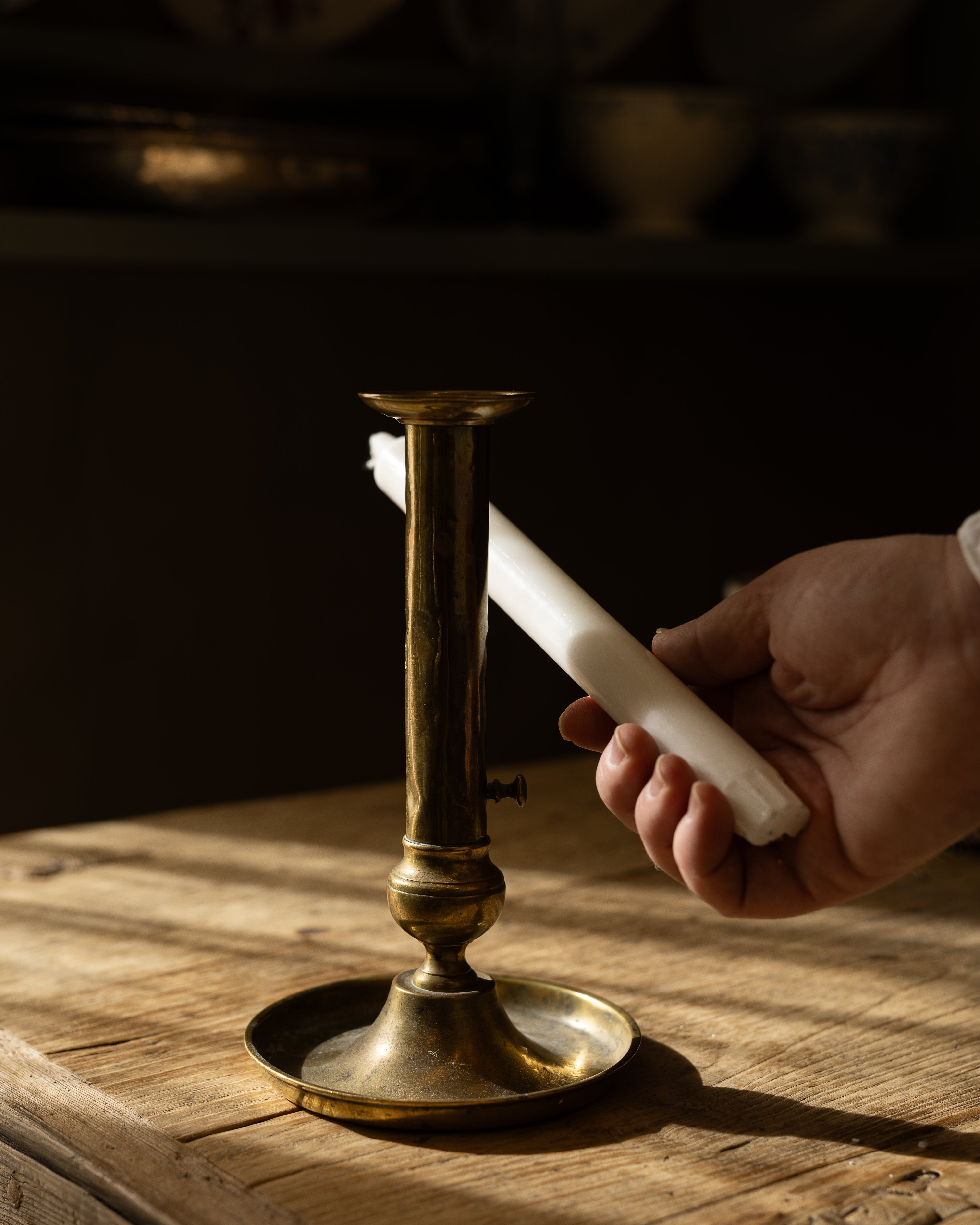 messingstake-fra-frankrike-dame-som-holder-kronelys