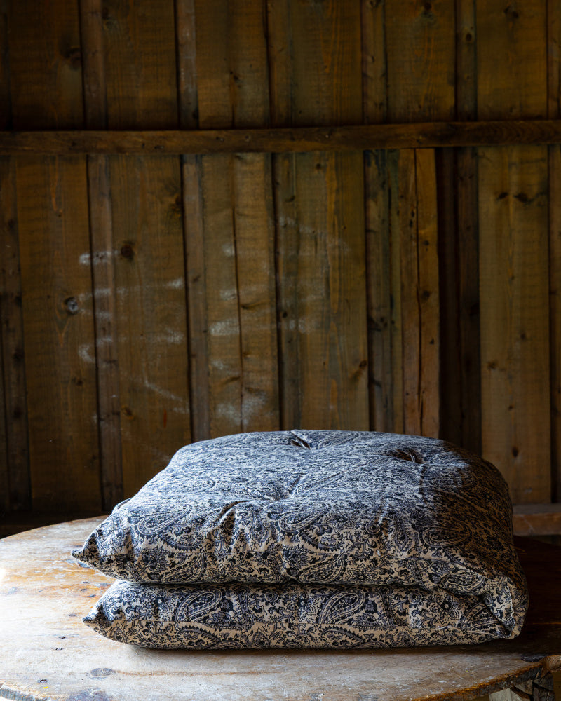 Matte beige, sort og gråblå