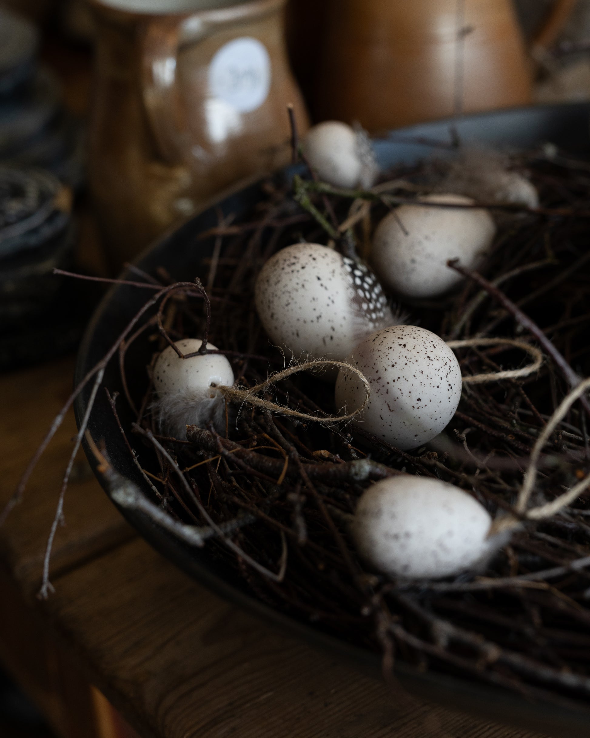 egg-med-fjaer-og-snor-liggende-paa-krans