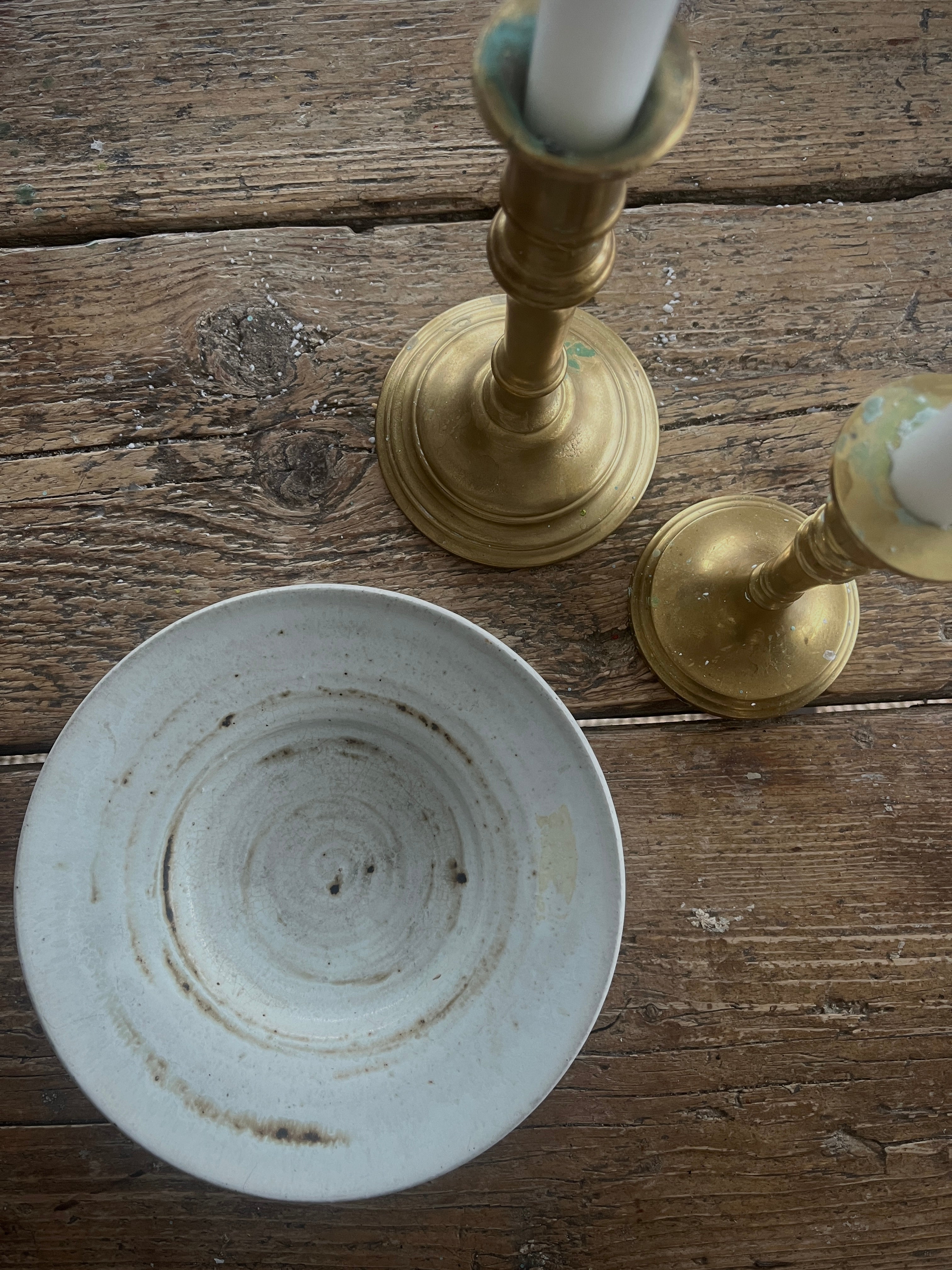 lyst-keramikkfat-paa-trebord-sammen-med-lysestaker