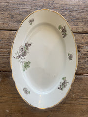 fat-med-blomstermotiv-staaende-paa-trebord