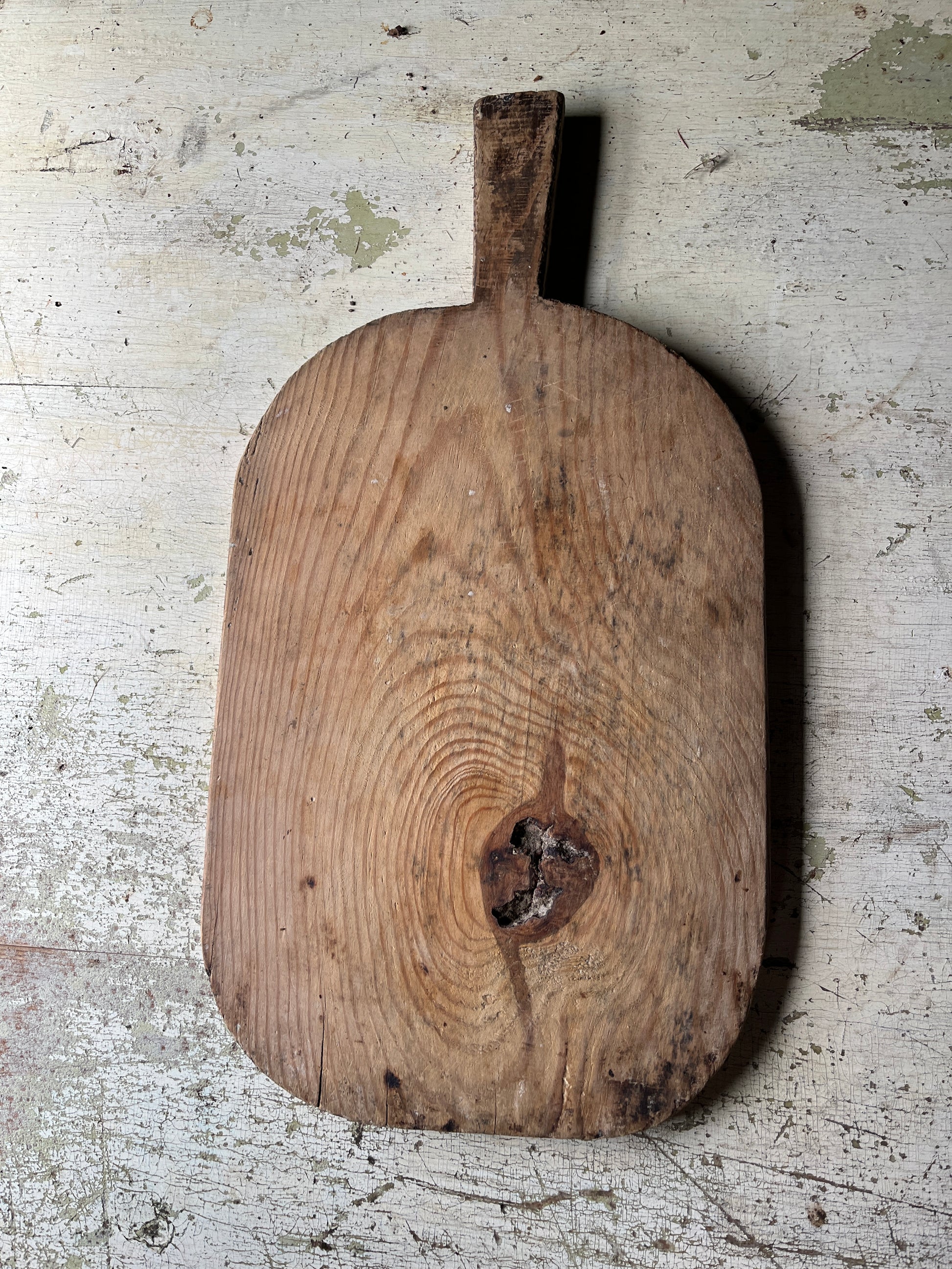 fjol-av-tre-paa-bord