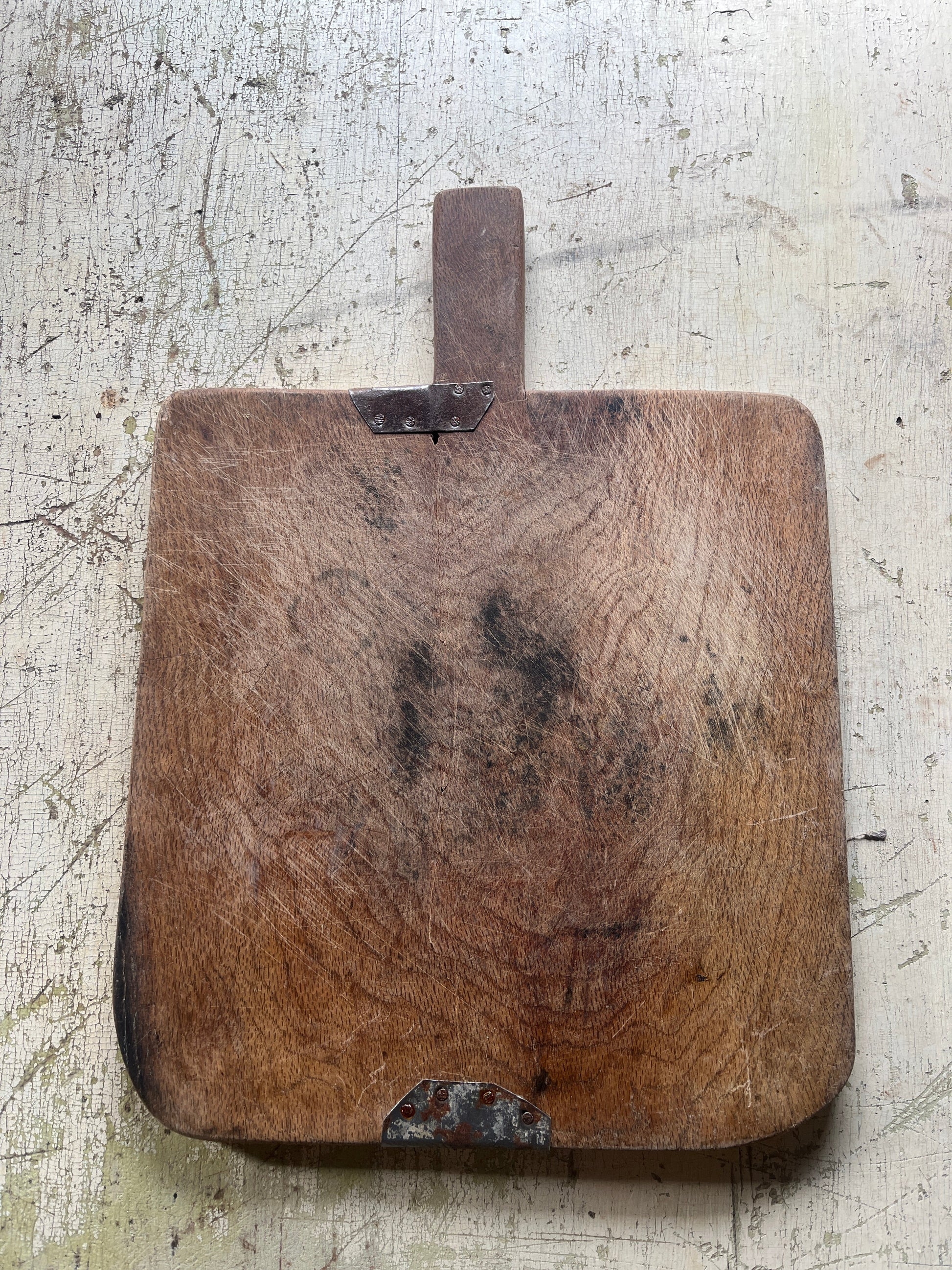 fjol-med-beslag-vintage-paa-bord