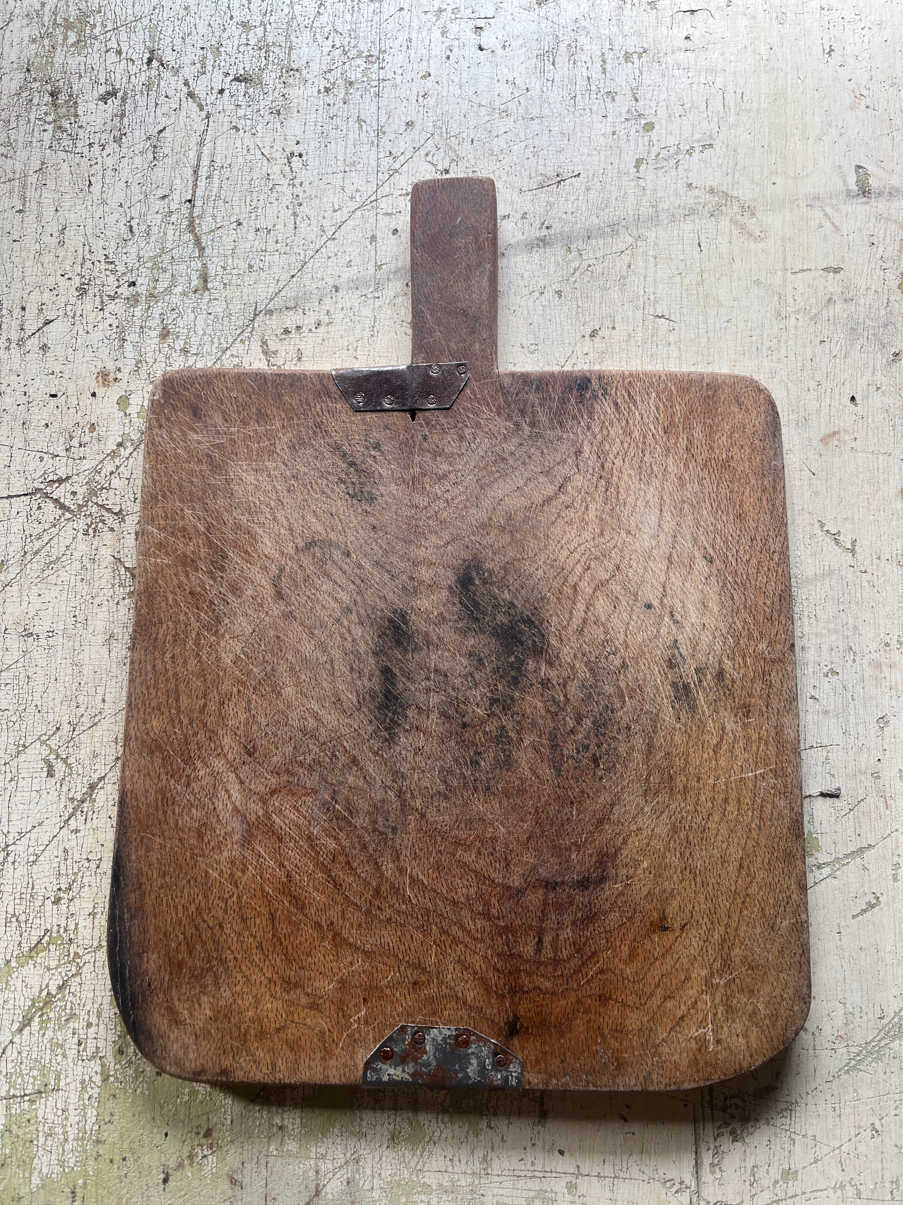 fjol-med-beslag-vintage-paa-bord