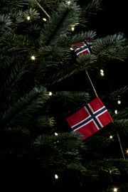 flaggrekke-hengene-paa-juletre