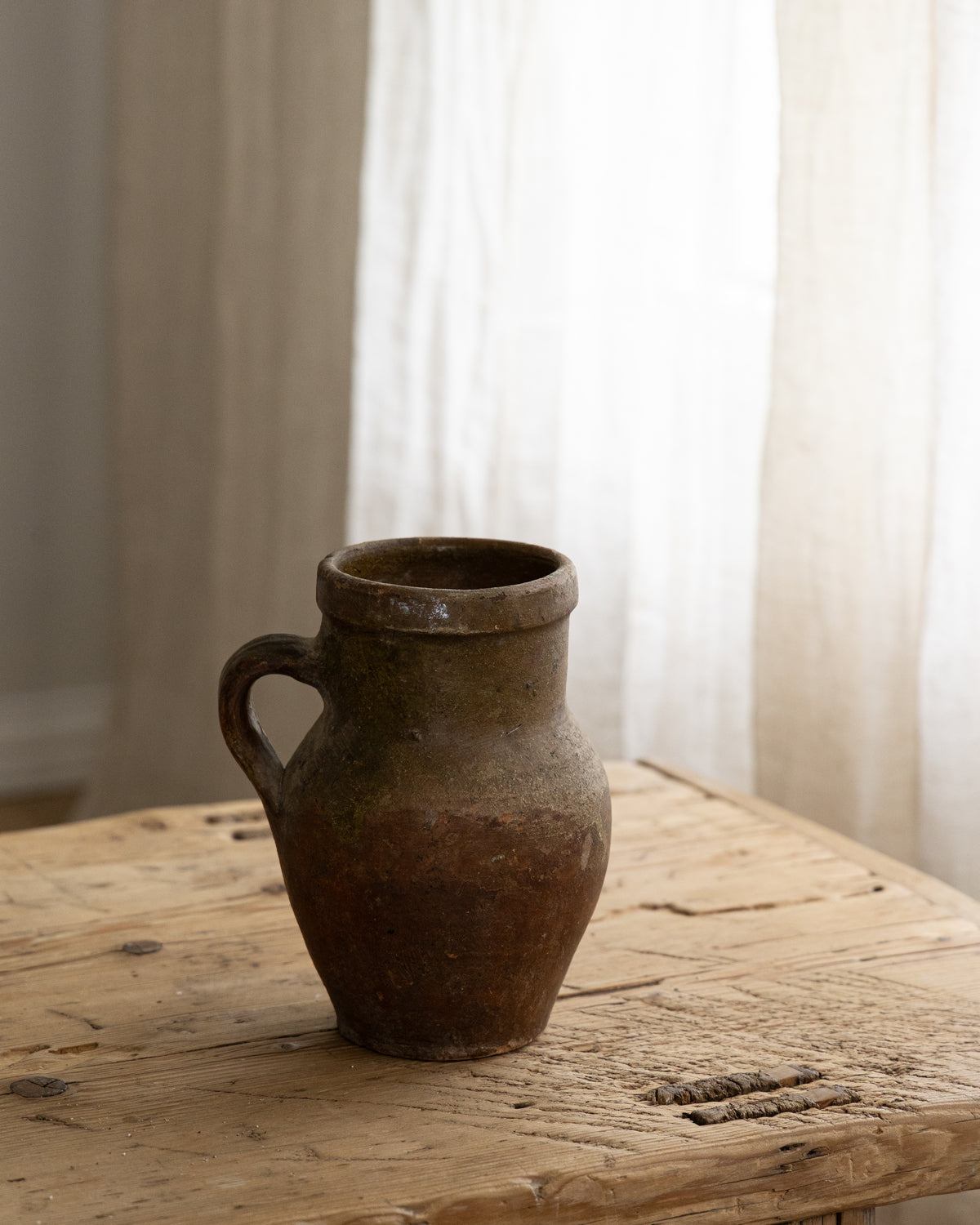 Fransk vintage krukke i brun terrakotta med vakker patina og hank