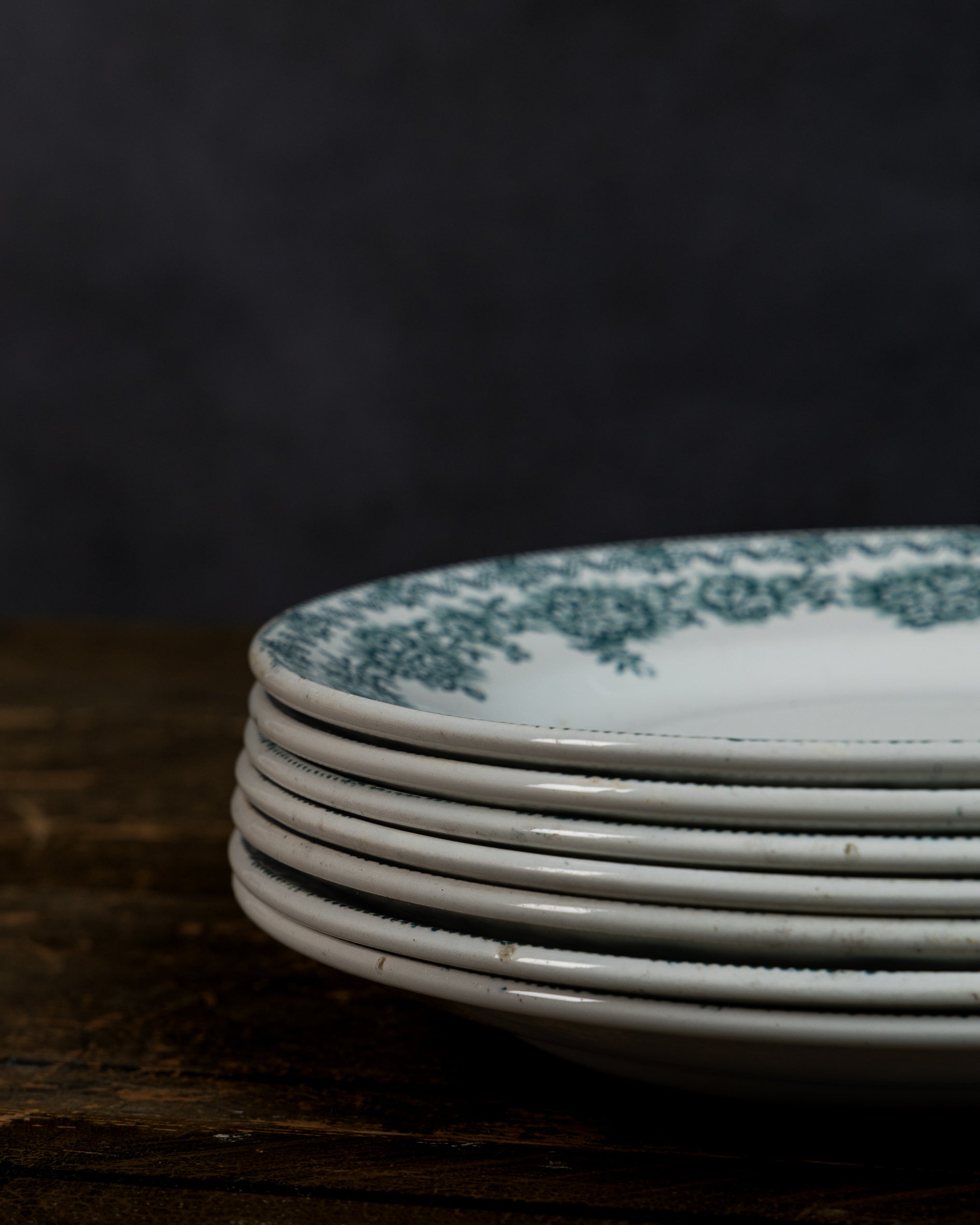 Stabel med franske vintage tallerkener