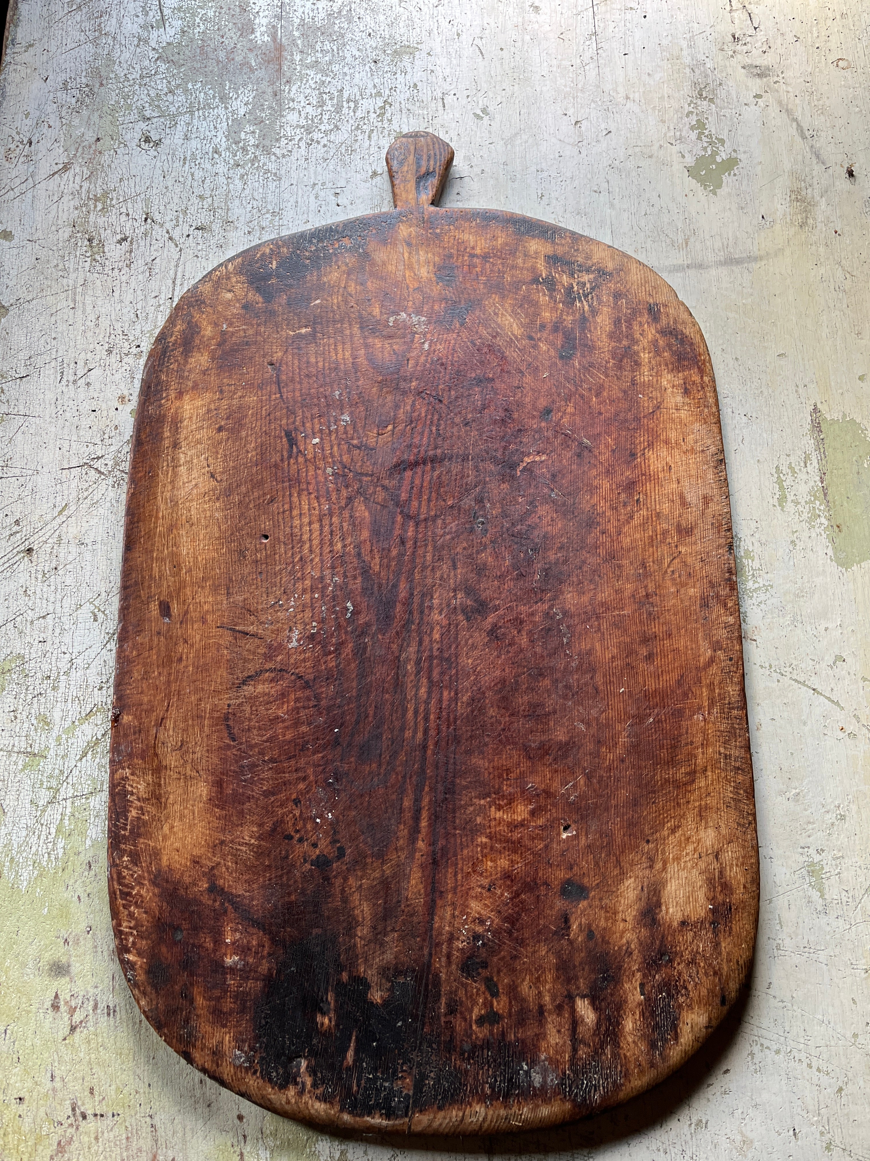 unik-gammel-fjol-paa-bord