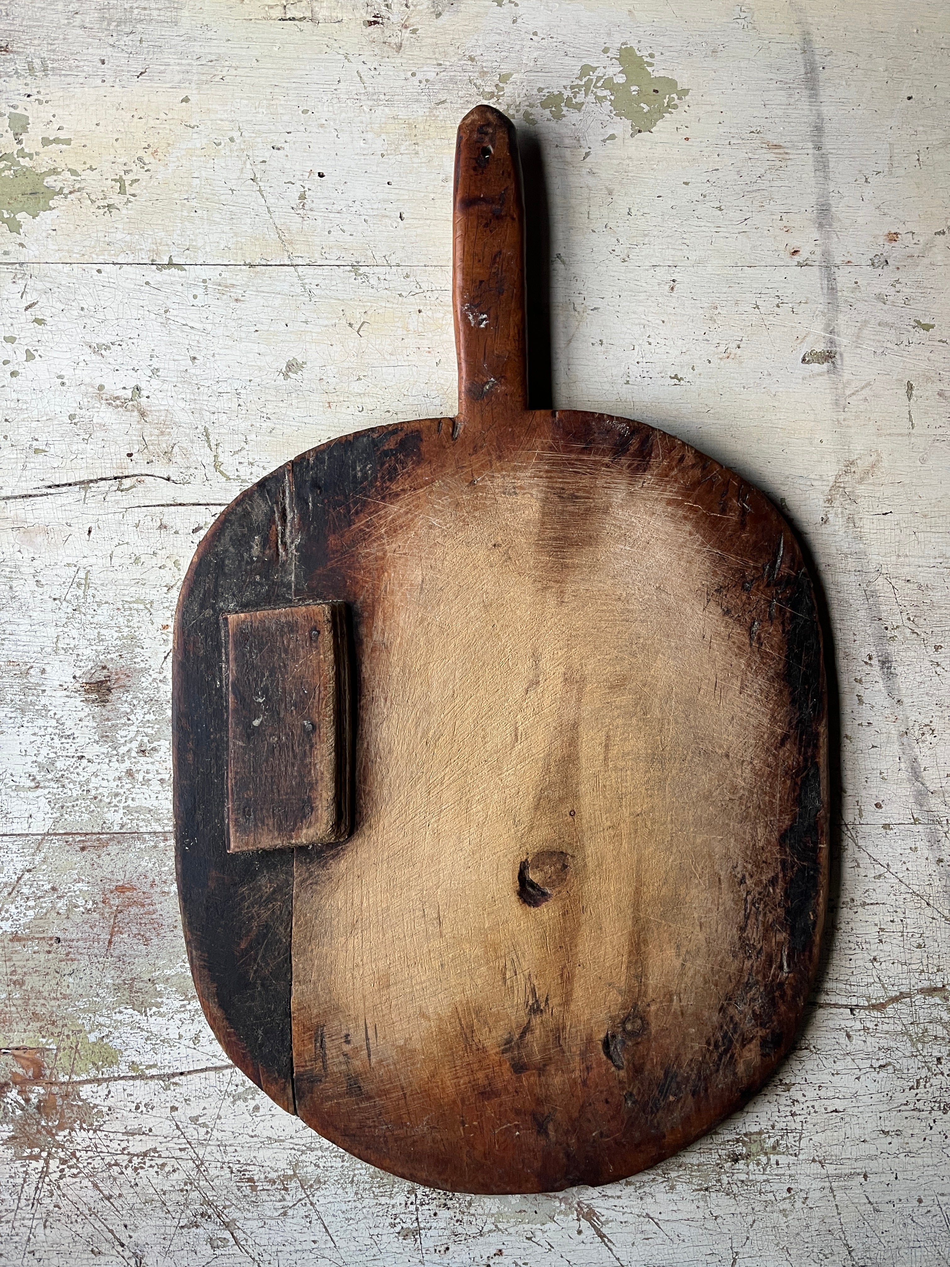Bakside av rund vintage trefjøl i tre med naturlig patina