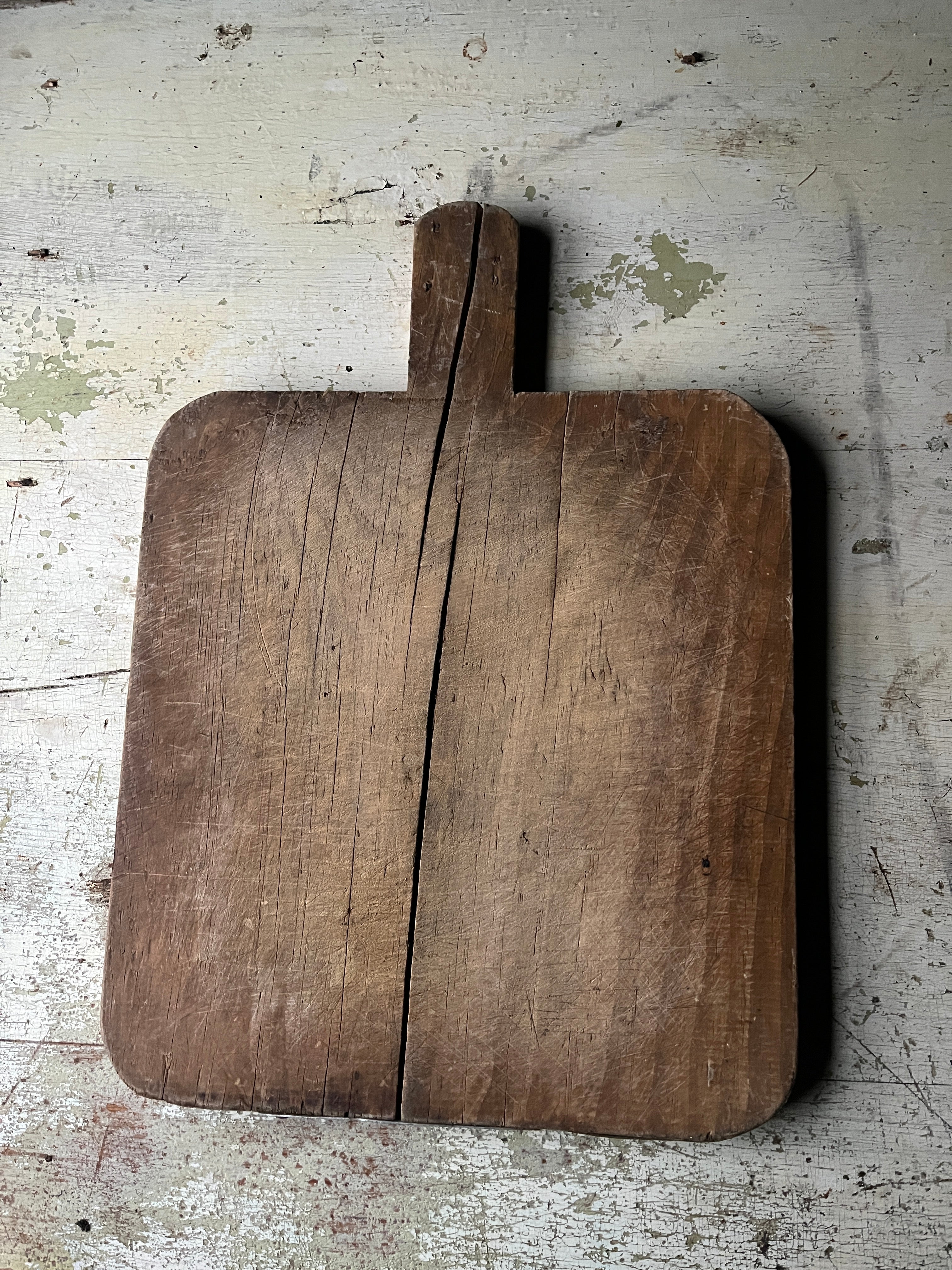 Bakside av vintage trefjøl med rustikk patina og håndtak