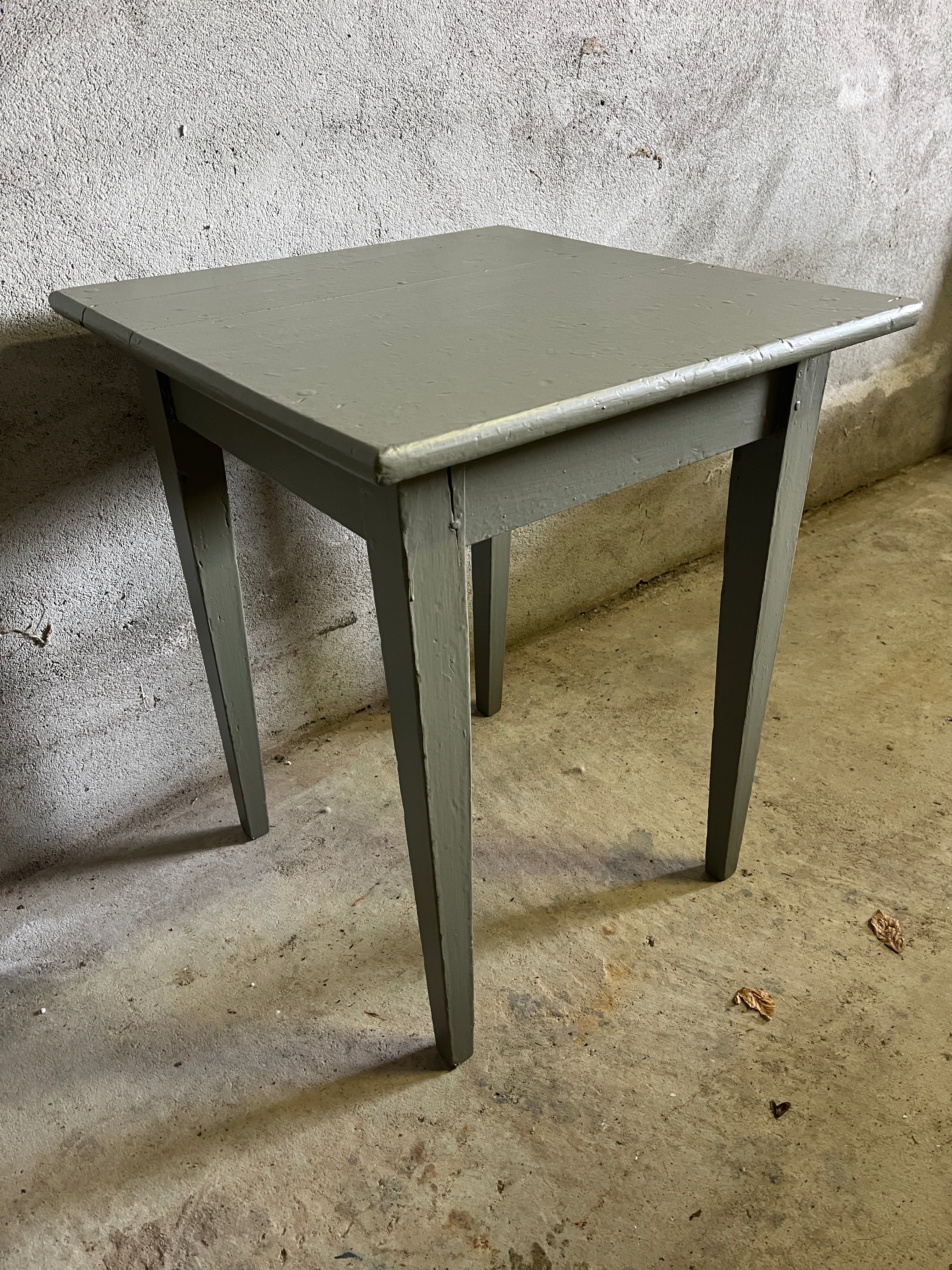 gammelt-bord-gront