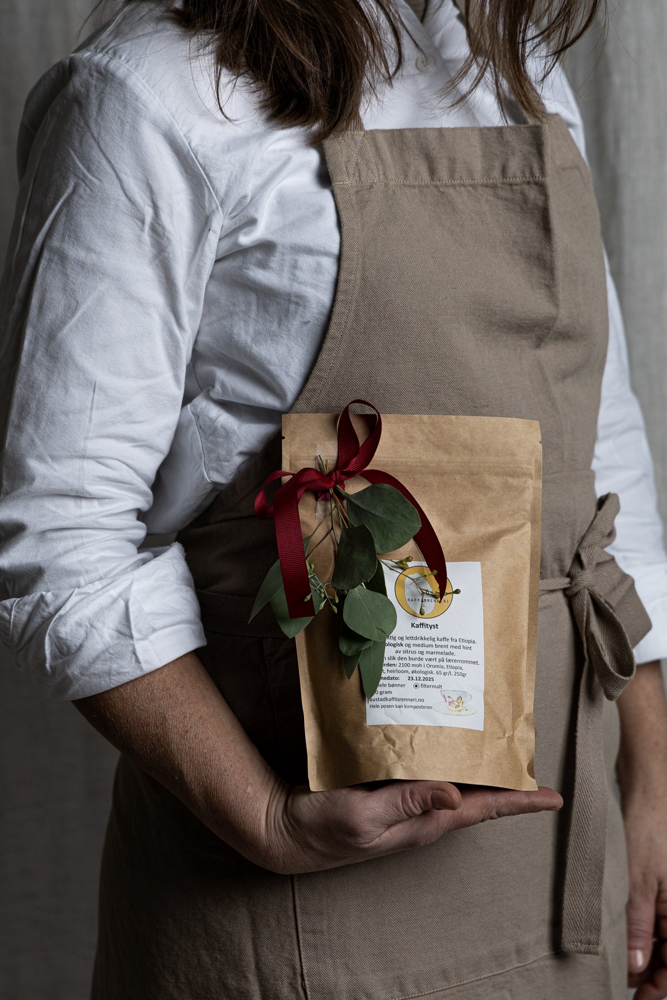 dame-som-holder-en-gavepose-med-kaffe