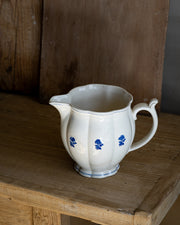 mugge-hvit-med-blaa-blomster