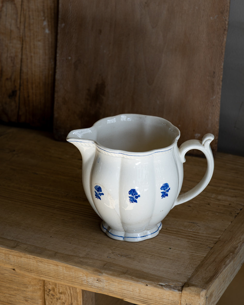 mugge-hvit-med-blaa-blomster