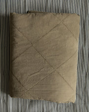 gyldent-teppe-paa-stripet-bakgrunn
