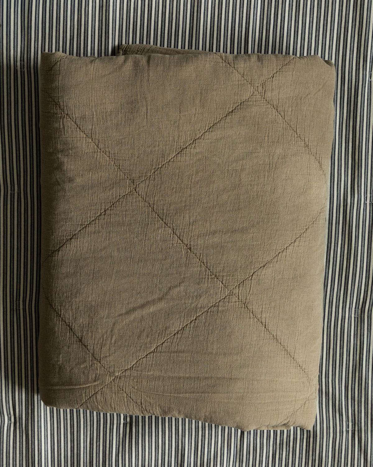 gyldent-teppe-paa-stripet-bakgrunn