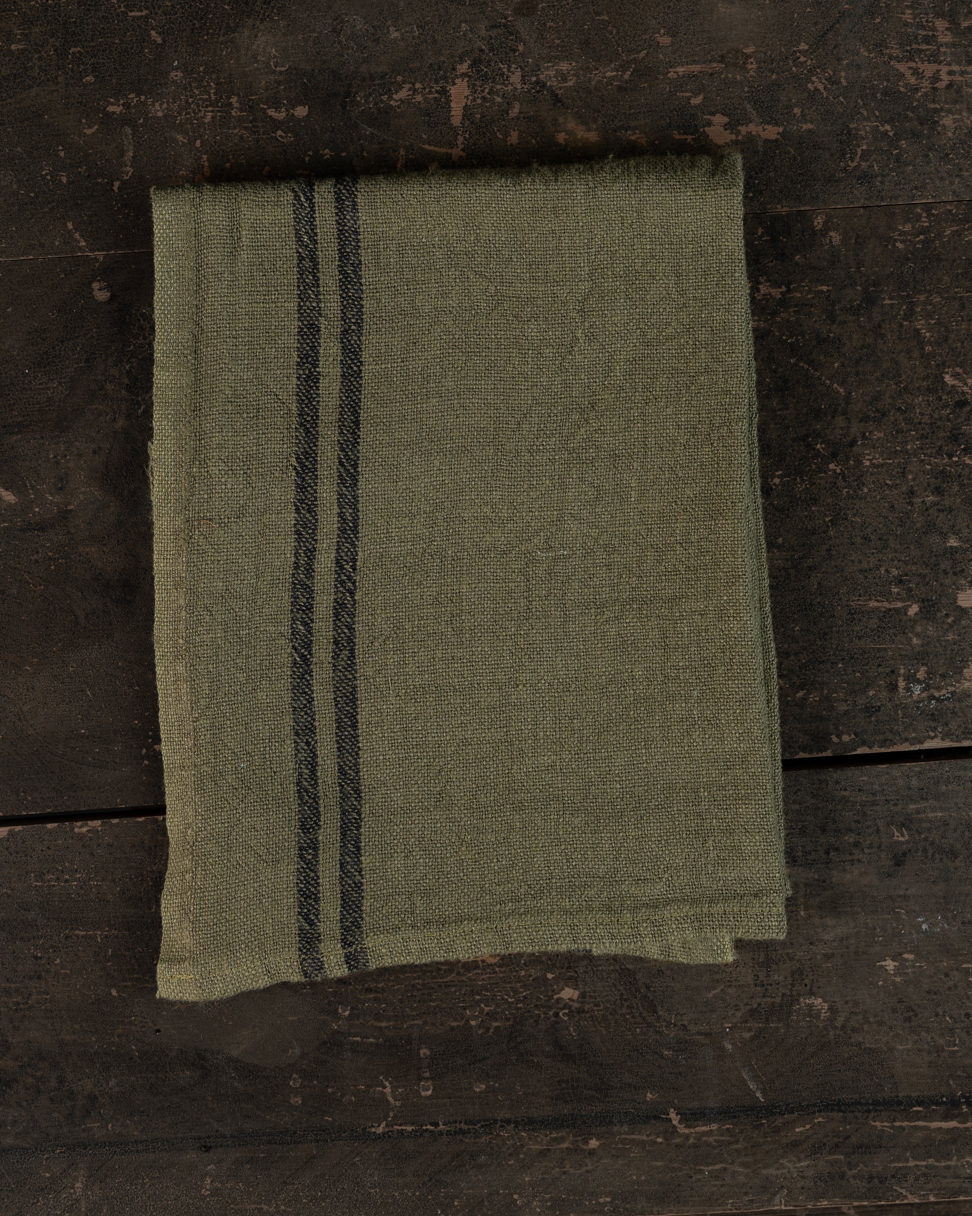 gront-kjokkenhaandkle-med-sort-stripe
