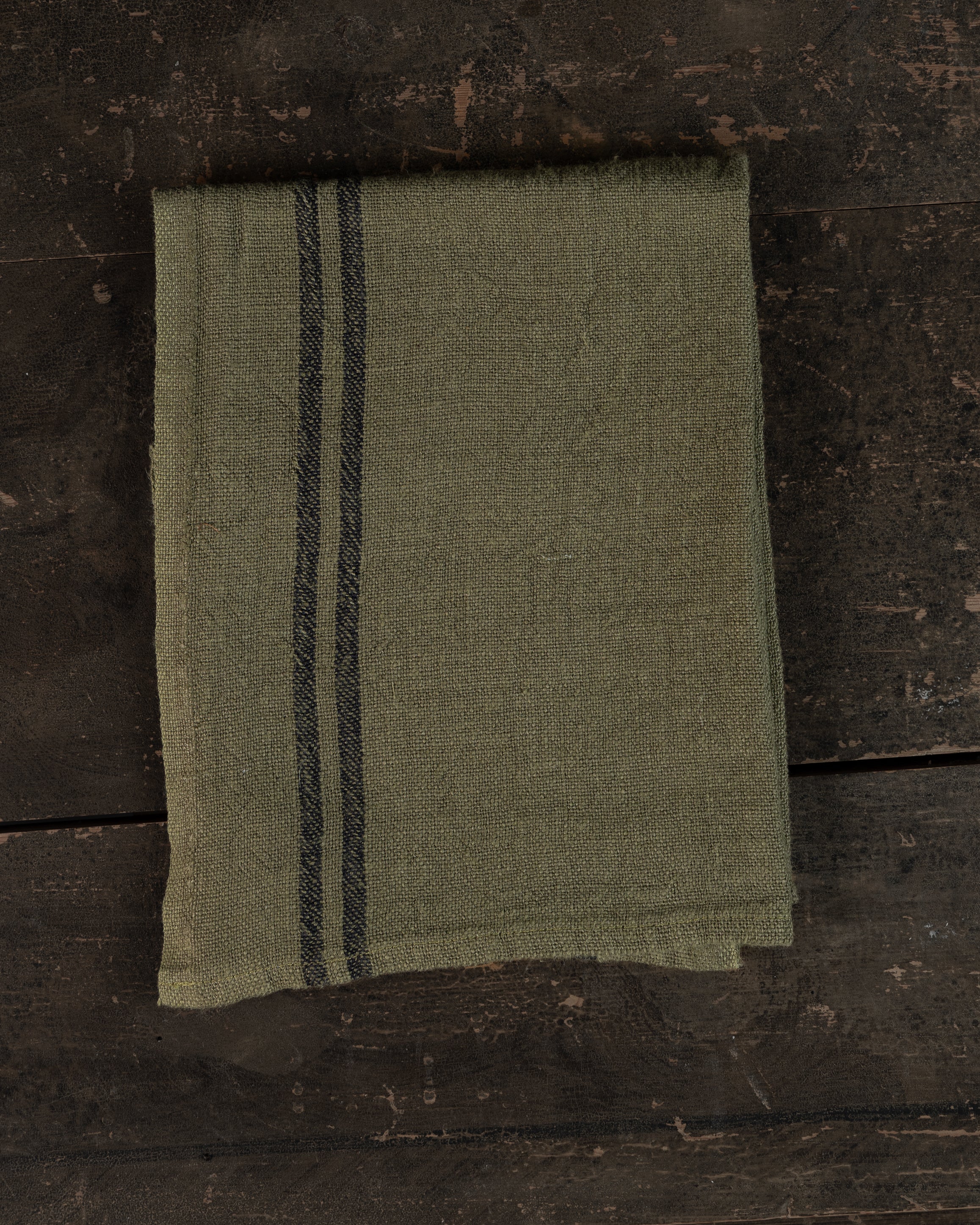 gront-kjokkenhaandkle-med-sort-stripe