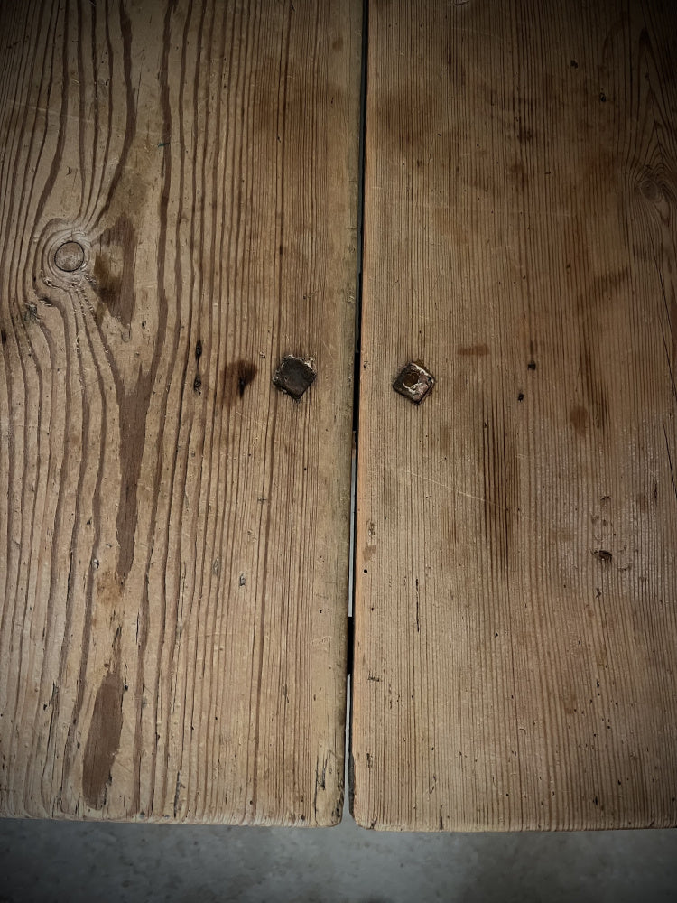 Detaljbilde av patina på antikt heltre spisebord