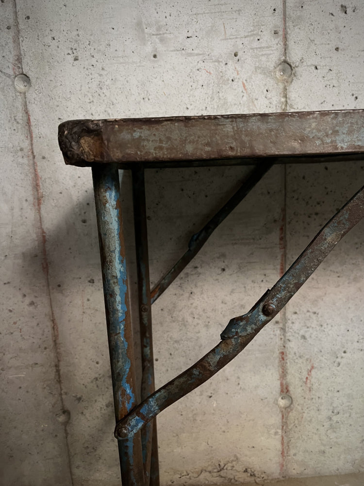 Nærbilde av hjørne på håndlaget metallbord i industriell stil
