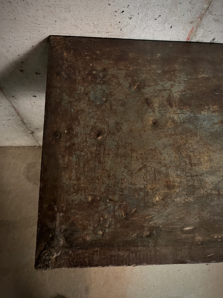 Detaljbilde-av-håndlaget-metallbord-fra India-med-synlig-patina