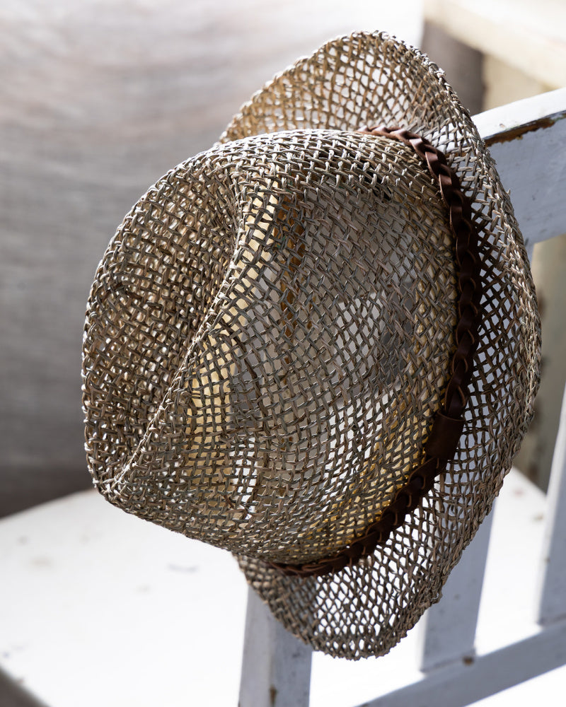 Stråhatt med flettet bånd