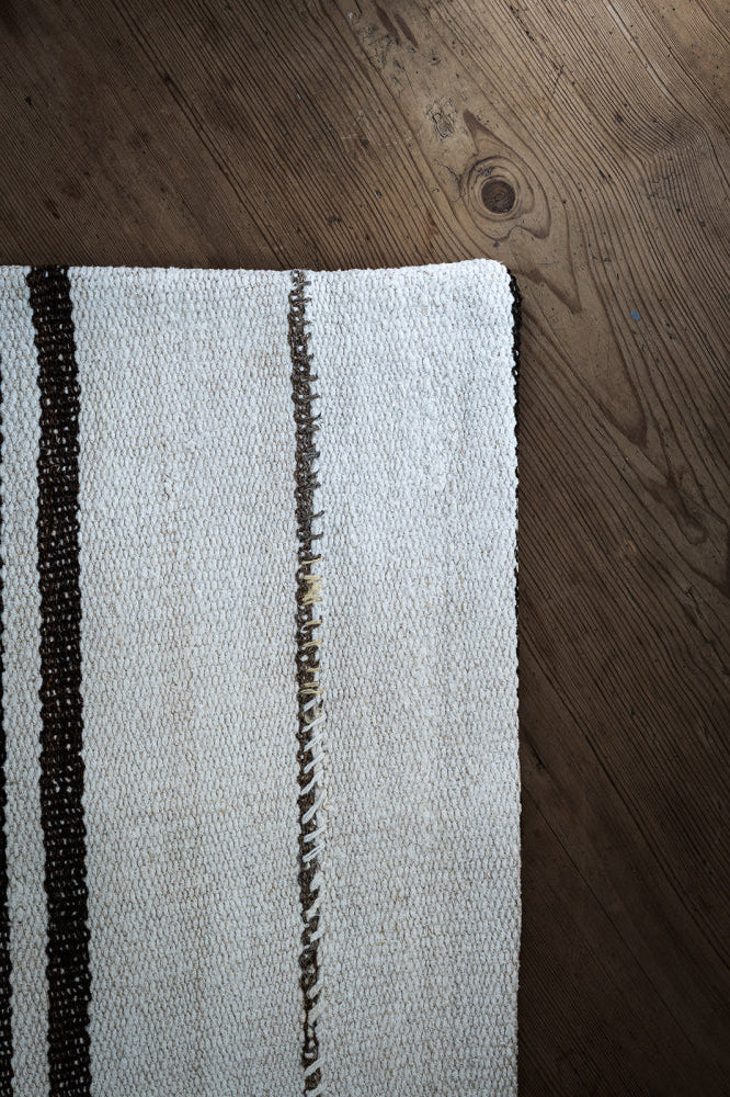 Nærbilde av Kelim putetrekk i beige med brune striper 
