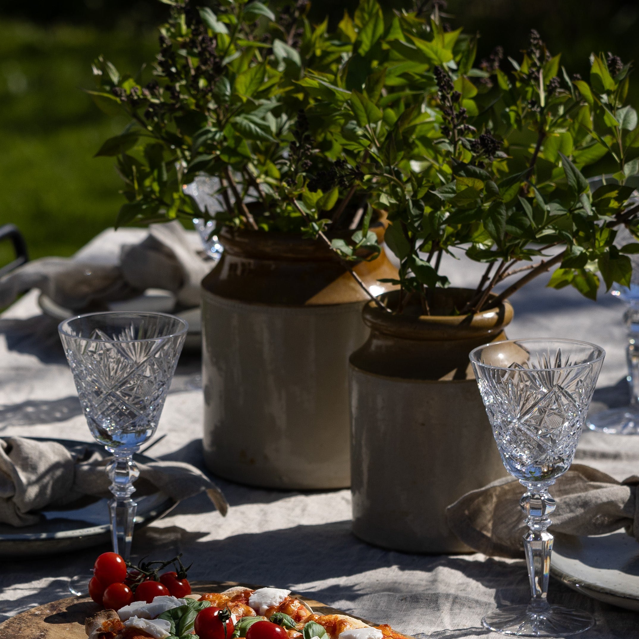 to-beige-krukker-paa-sommerbord