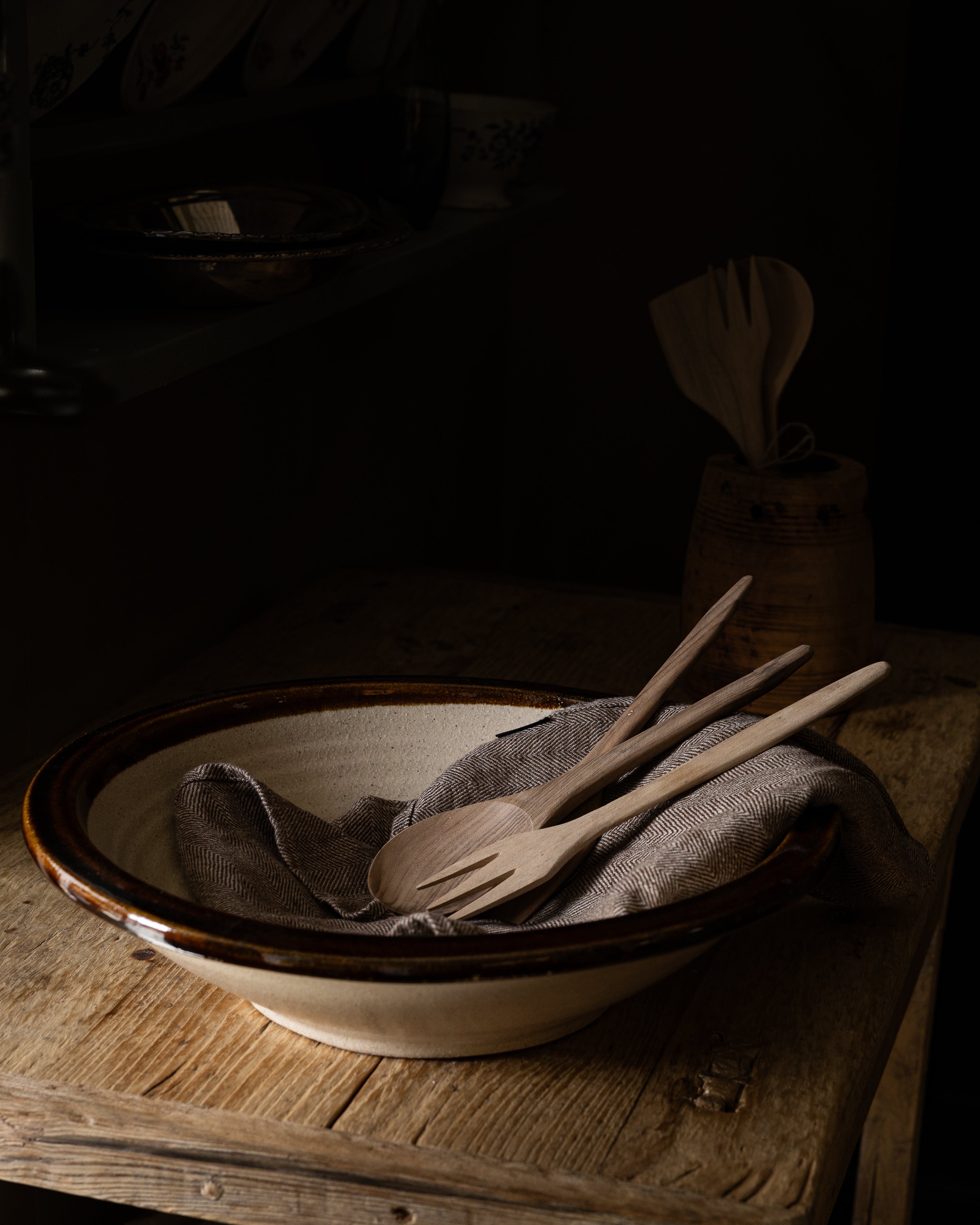 kjkkenredskaper-i-tre-liggende-i-skaal